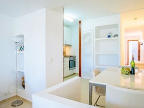 Kühlschrank, Mikrowelle, Ofen, Hochstuhl