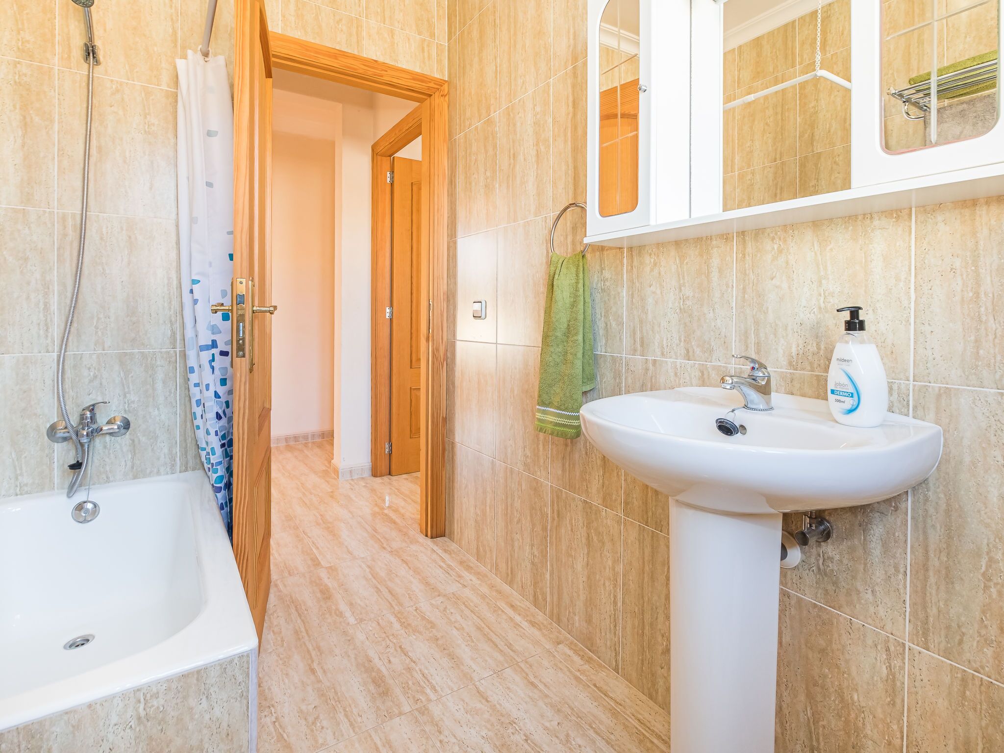 Ein Badezimmer mit Badewanne, Waschbecken und Dusche.