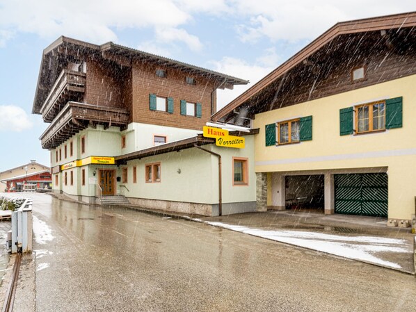 Un immeuble de deux étages avec une enseigne indiquant « Haus Vorreiter » et une autre indiquant « Appartements ».