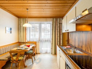 Fridge, oven, cookware/dishes/utensils, dining tables