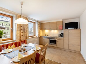 Fridge, oven, dishwasher, cookware/dishes/utensils