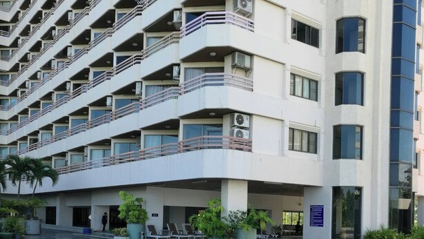 A multi-story hotel with a swimming pool. - 1 Bedroom Seaview 706 Kiengtalay (Pattaya)