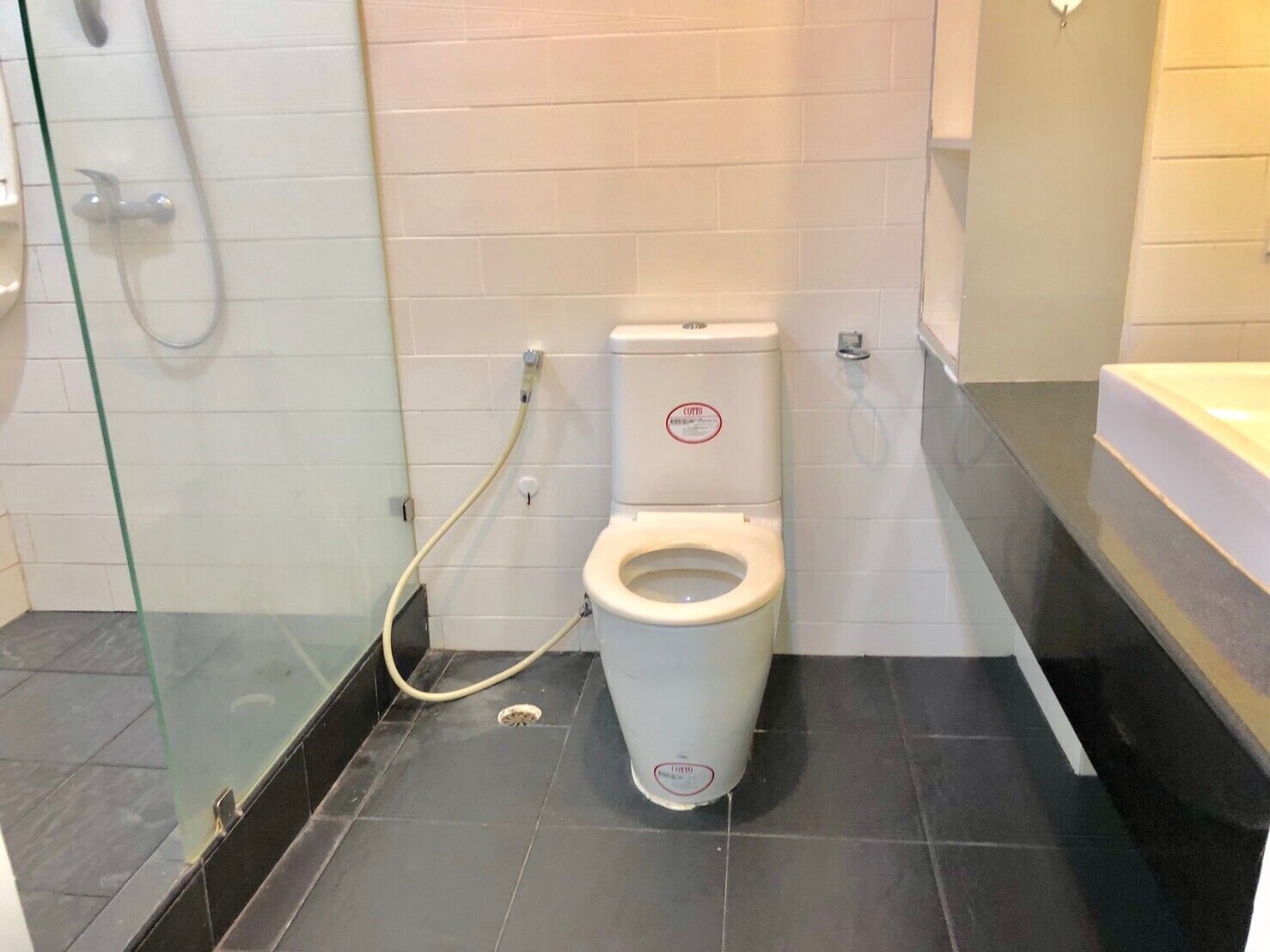 Une salle de bain moderne équipée de toilettes, d’une douche à parois de verre et d’une baignoire.