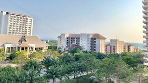 A hotel with multiple floors, a flat roof, and a view of the sea. - 1 Bedroom Seaview 706 Kiengtalay (Pattaya)