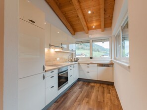 Fridge, oven, dishwasher, cookware/dishes/utensils