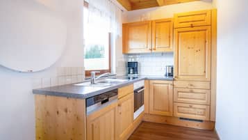 Kühlschrank, Ofen, Geschirrspüler, Kochgeschirr/Geschirr/Besteck