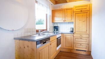 Kühlschrank, Ofen, Geschirrspüler, Kochgeschirr/Geschirr/Besteck