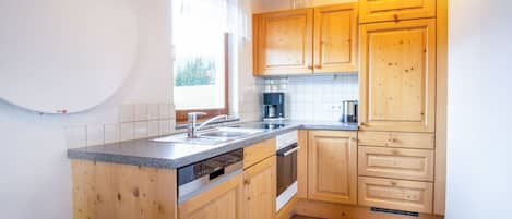 冷蔵庫、オーブン、食器洗い機、調理器具と食器