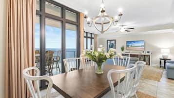 Family Condo, 3 Bedrooms, Pool Access, Beach View | In-room dining
