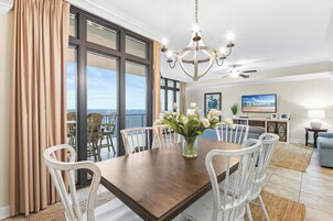 Fjölskylduíbúð - 3 svefnherbergi - aðgengi að sundlaug - útsýni yfir strönd | Borðhald á herbergi eingöngu