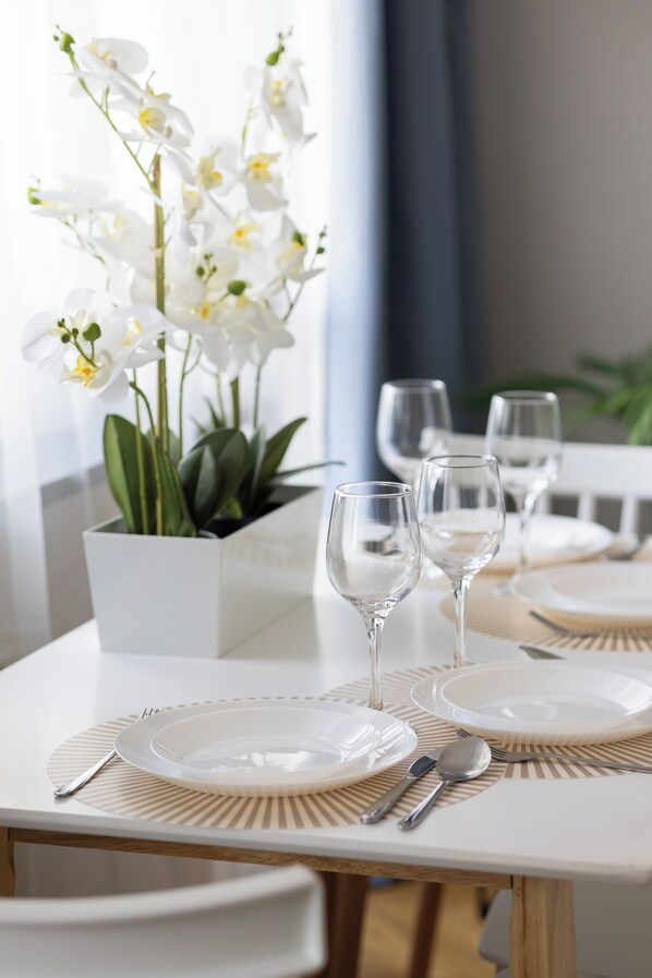 In-room dining - Studio Near Ogród Saski by Renters (Warsaw)