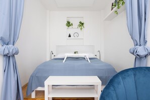 Individually furnished, desk, laptop workspace, iron/ironing board - Studio Near Ogród Saski by Renters (Warsaw)