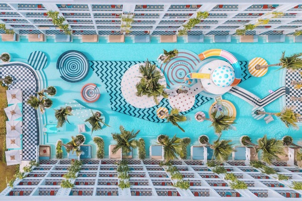 15 outdoor pools, pool umbrellas, sun loungers