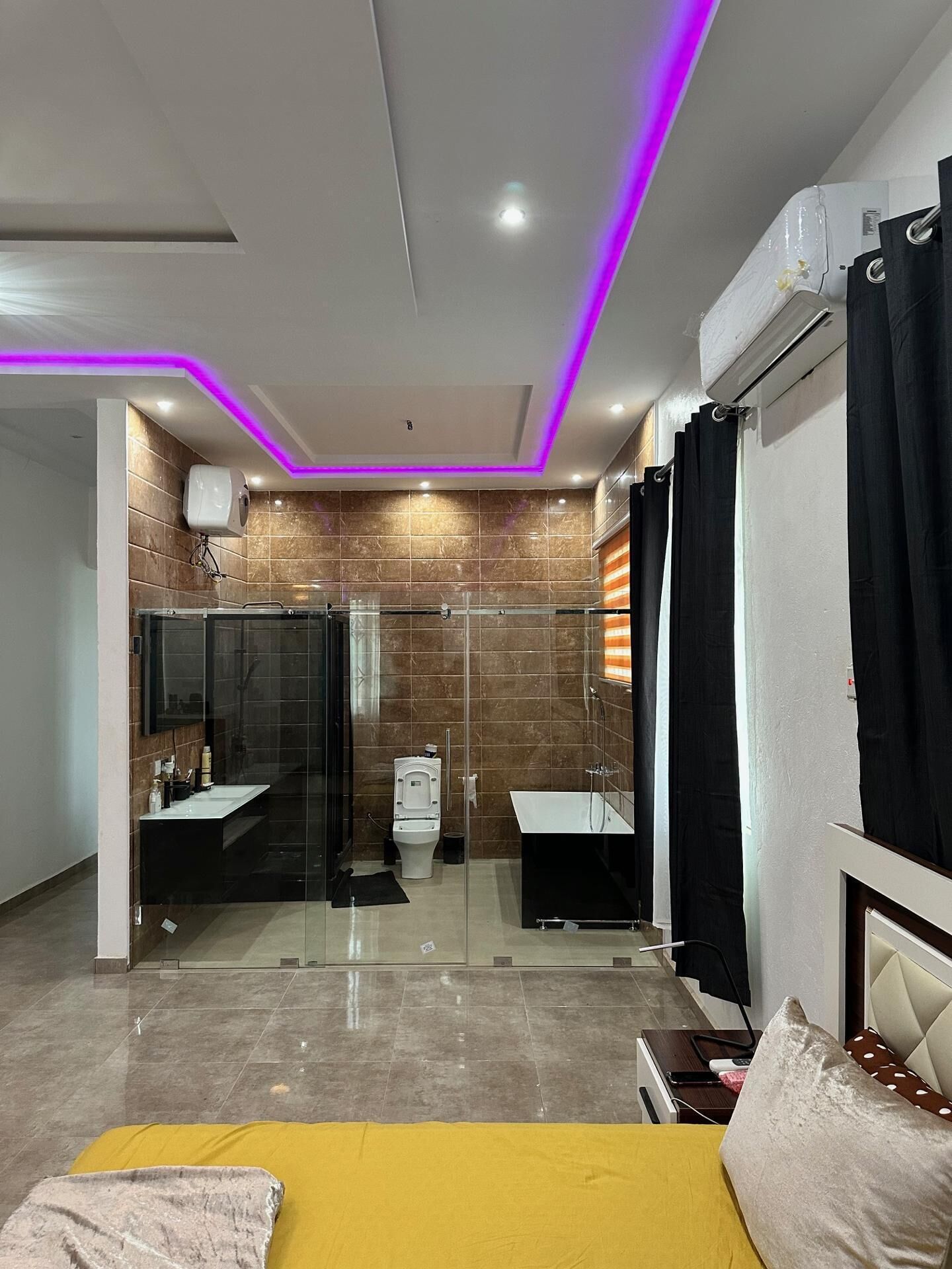 Villa | Salle de bain | Baignoire et douche séparées, baignoire relaxante profonde