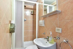 Doccia, asciugacapelli, asciugamani, sapone