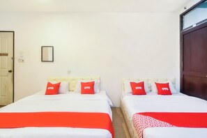 Superior Suite, Multiple Beds | Desk, laptop workspace, bed sheets - OYO 44017 L & C Premium Stay  (Kuching)
