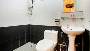 A bathroom with a toilet, sink, and shower. - OYO 44017 L & C Premium Stay  (Kuching)