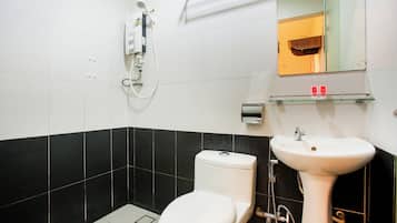 Chuveiro, chuveiro com efeito de chuva, produtos de toalete grátis