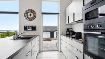 Kühlschrank, Mikrowelle, Ofen, Geschirrspüler