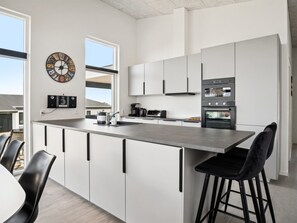 Jääkaappi, mikroaaltouuni, uuni, astianpesukone