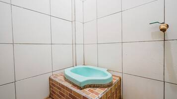 Kamar Double Standar | Kamar mandi | Shower, handuk, dan sabun