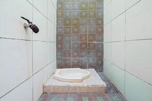Habitación individual estándar | Baño | Ducha, toallas y jabón