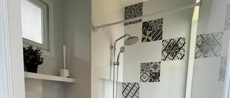 Chambre Deluxe double | Salle de bain | Douche, serviettes fournies, savon