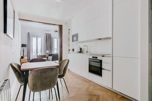 Réfrigérateur, micro-ondes, four, plaque de cuisson