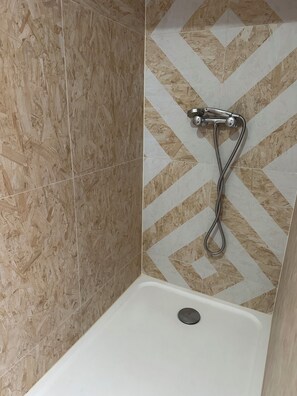 Shower, hair dryer, towels, soap - La Maison des Doux (Avignon)