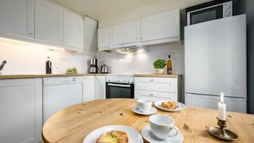 Køleskab, mikrobølgeovn, ovn, køkkentøj/tallerkener/redskaber