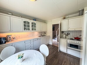 ثلاجة، ميكروويف، فرن، غسالة أطباق