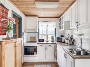 Réfrigérateur, micro-ondes, lave-vaisselle, chaise haute