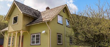 المنشأة من الخارج