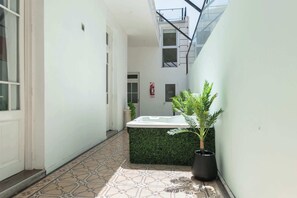 Bañera de hidromasaje cubierta
