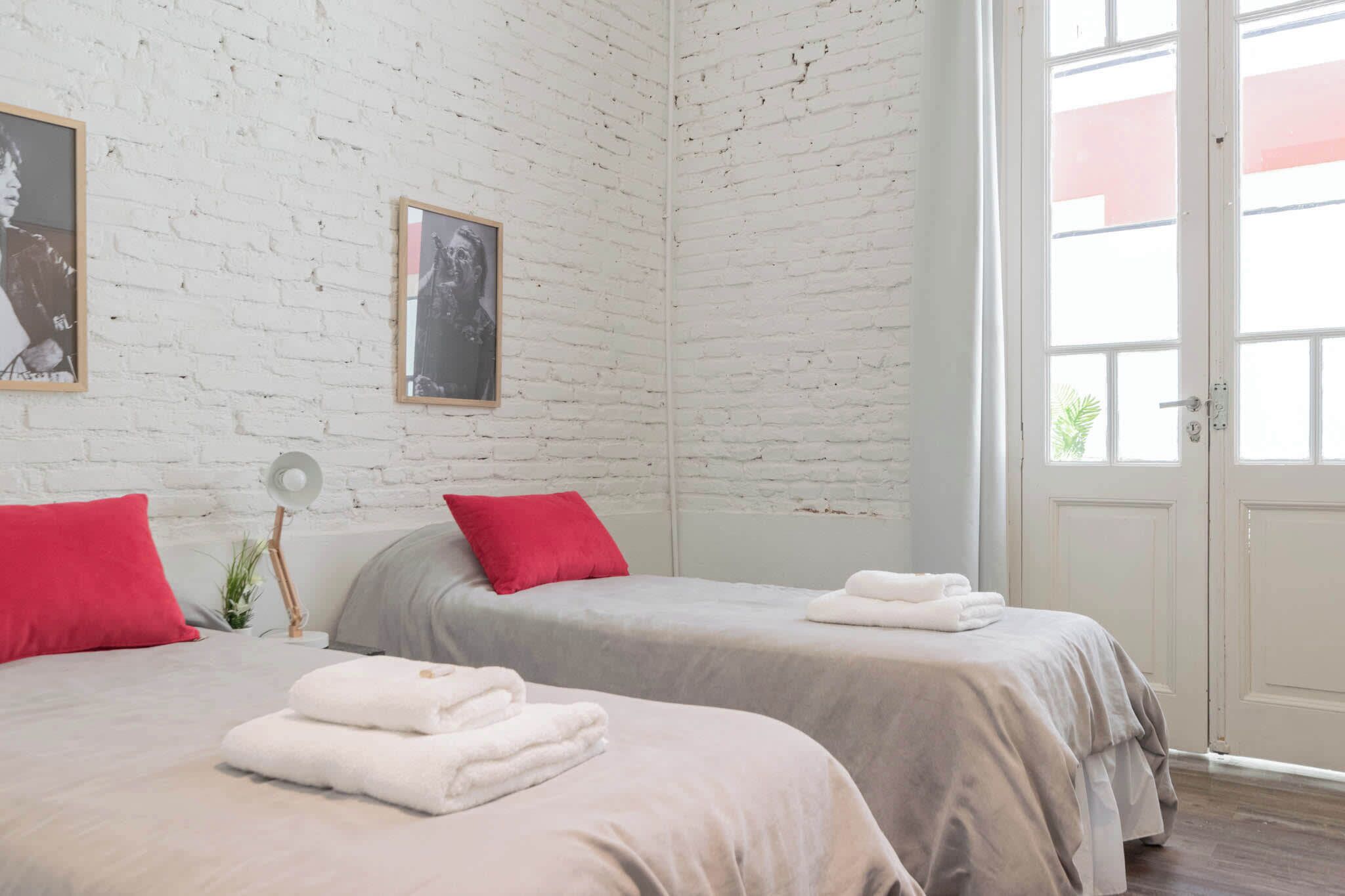 3 habitaciones, tabla de planchar con plancha, wifi y ropa de cama 