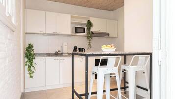 Micro-ondes, cafetiĂšre/bouilloire, grille-pain