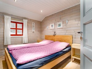 4 bedrooms, desk, WiFi