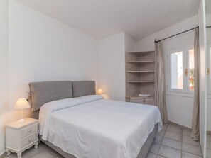 1 chambre, fer et planche à repasser
