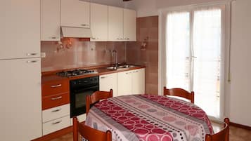 Réfrigérateur, four, batterie de cuisine, vaisselle et ustensiles