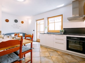 Refrigerador, horno, lavavajillas y utensilios de cocina 