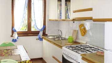 Geladeira, fogão, talheres/pratos/utensílios de cozinha