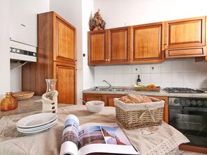 Fridge, microwave, dishwasher, cookware/dishes/utensils