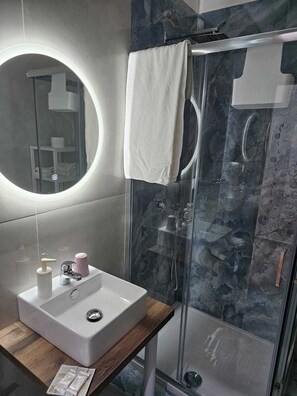 Classic Triple Room (Asso Coppe -External Private bathroom) | Bathroom | Shower, hair dryer, towels, soap - B&B terronia (Naples)