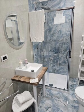 Tremannsrom – classic (Asso Coppe -External Private bathroom) | Bad | Dusj, hårføner, håndklær og såpe