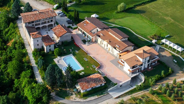 An aerial view of a large estate with multiple buildings, a swimming pool, and a golf course. - Il Colombaro by Interhome (Salo')