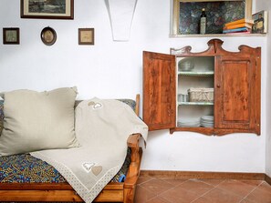 Een televisie en een open haard