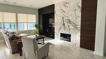 Tv, eldstad, bordsfotboll och kontor