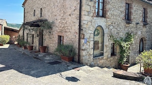 Un bâtiment en pierre avec une enseigne indiquant « Bed Breakfast Borgoleccchi ».
