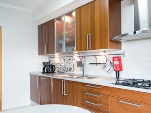 Kjøleskap, mikrobølgeovn, ovn og oppvaskmaskin