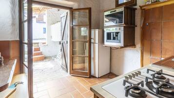 Kühlschrank, Mikrowelle, Ofen, Kochgeschirr/Geschirr/Besteck